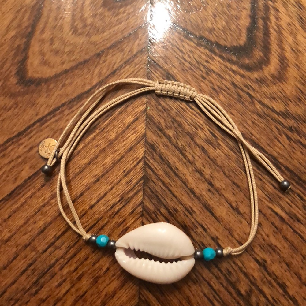 Adjustable shell bracelet